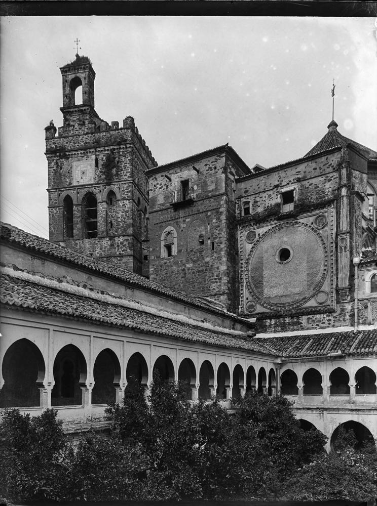 Torre de la iglesia con nido de cigüeñas sobre los tejados · Otto Wunderlich, 1928