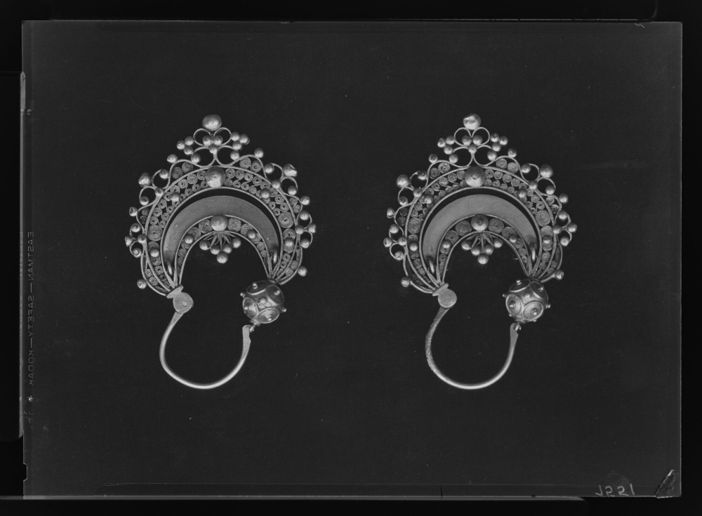 Traje: argollas de oro