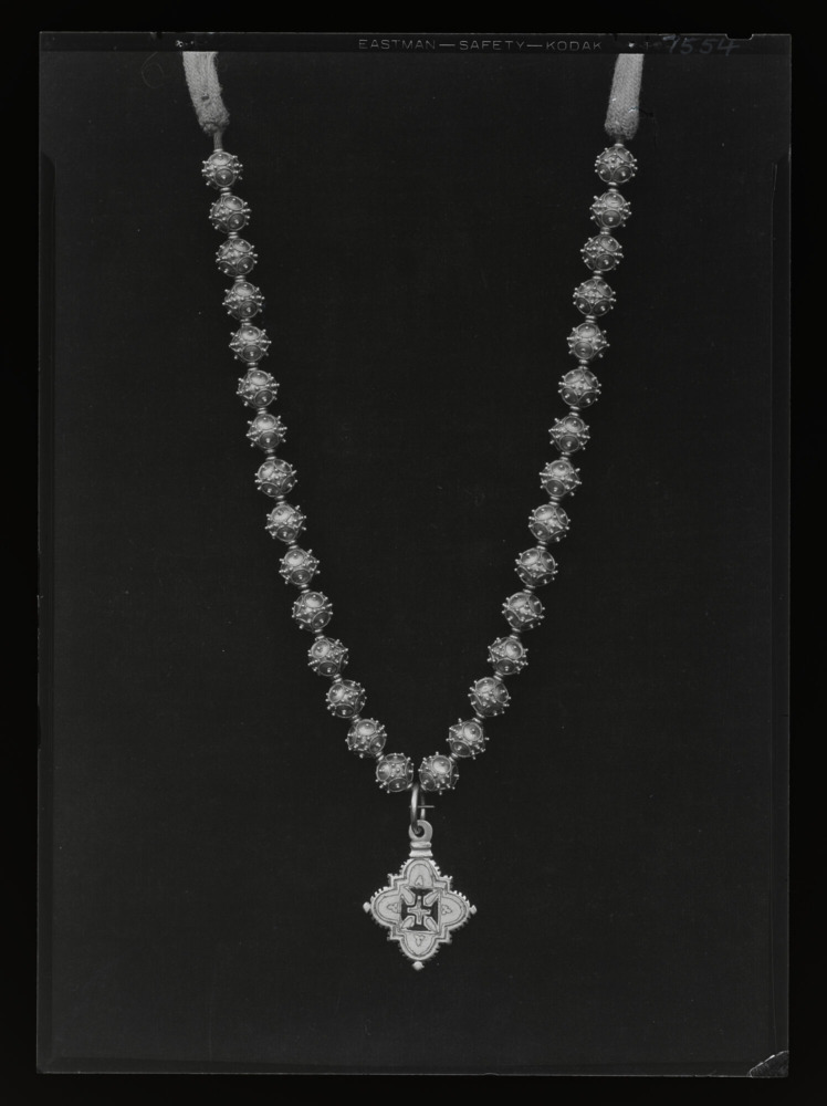 Traje: collar o medalla de oro