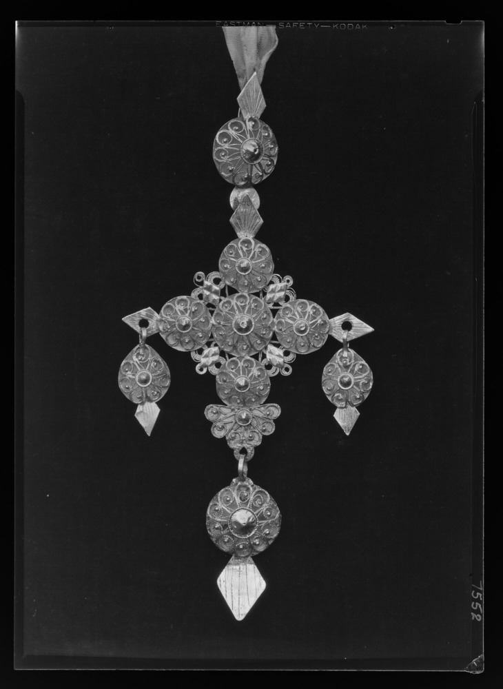 Traje: cruz de filigrana de oro