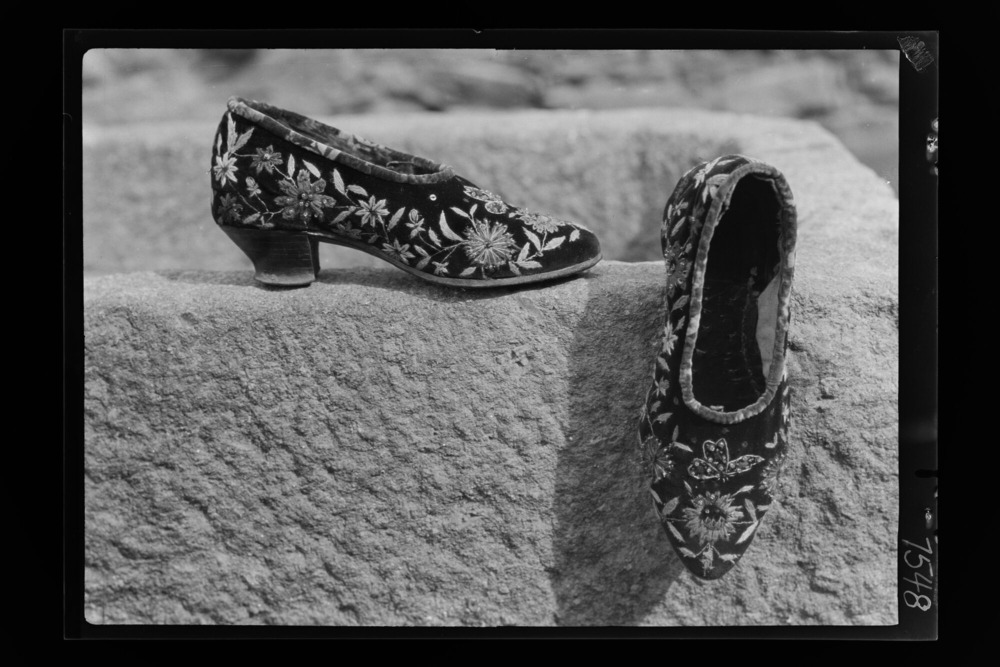 Traje: zapatos de terciopelo negro bordados