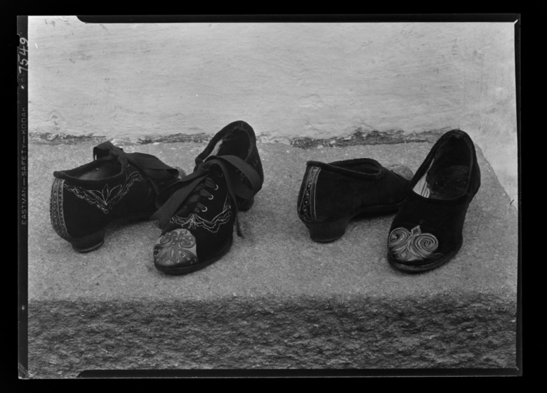 Traje: zapatos de terciopelo negro bordados
