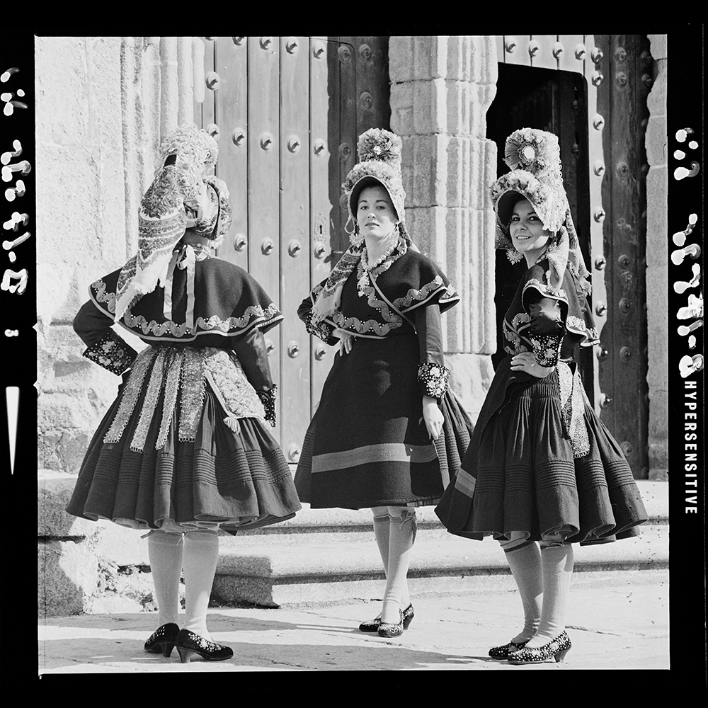 Trajes regionales y gaitero