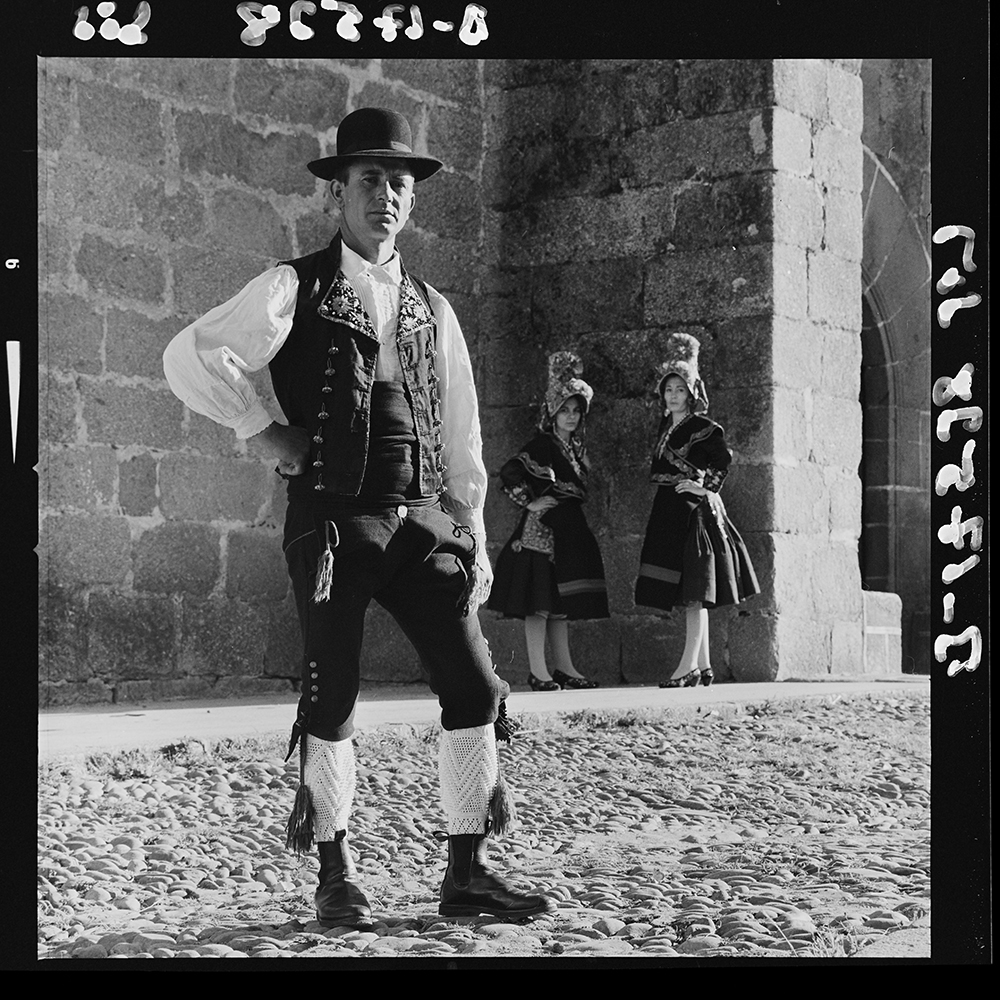 Trajes regionales y gaitero