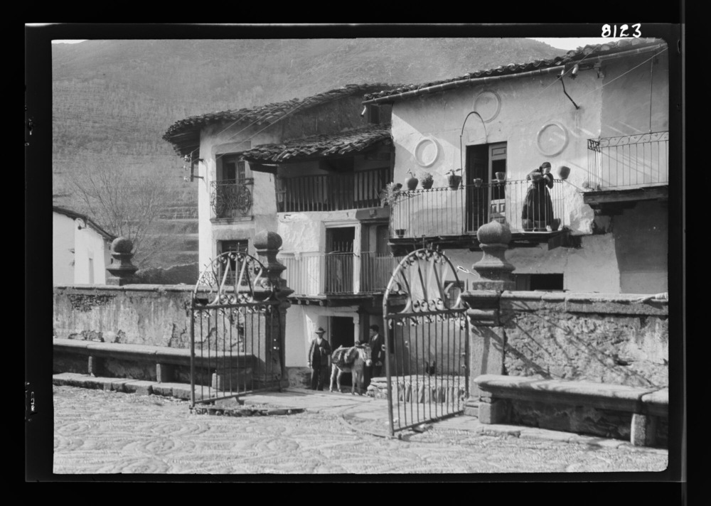 Tres casas y verjas de la ermita de Santa Cruz