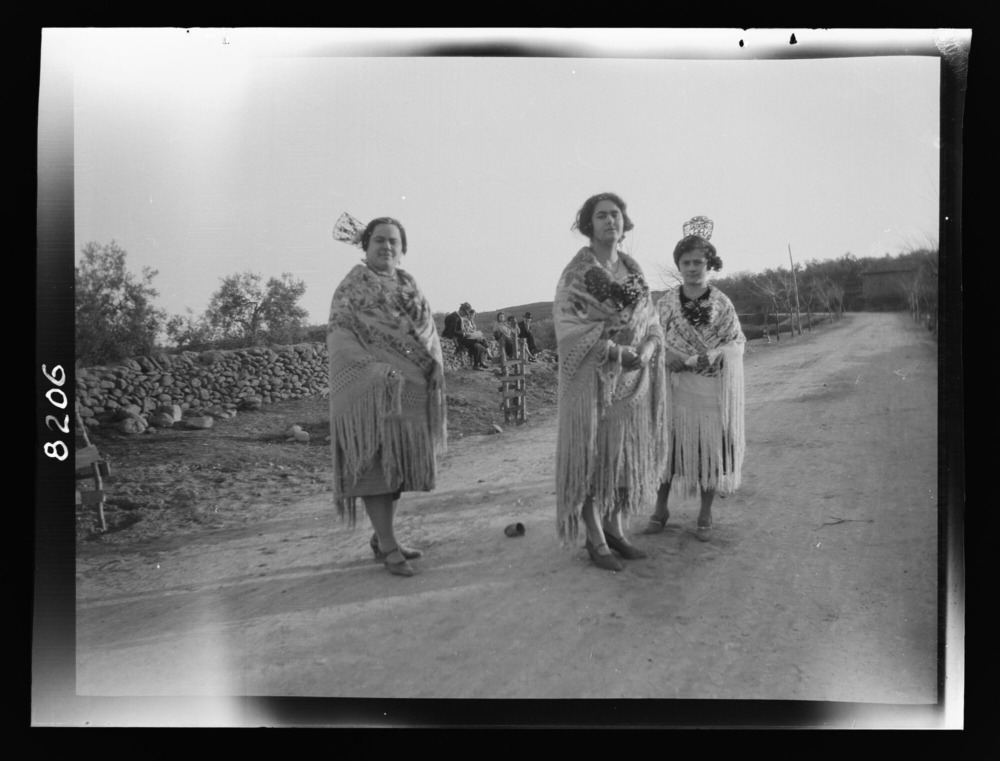 Tres muchachas con mantones de Manila