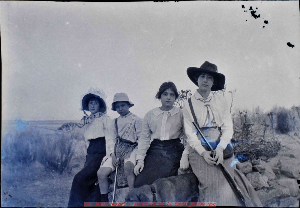 Tres mujeres jóvenes y un niño en el campo
