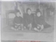 Tres niñas sentadas vestidas de luto, 1930