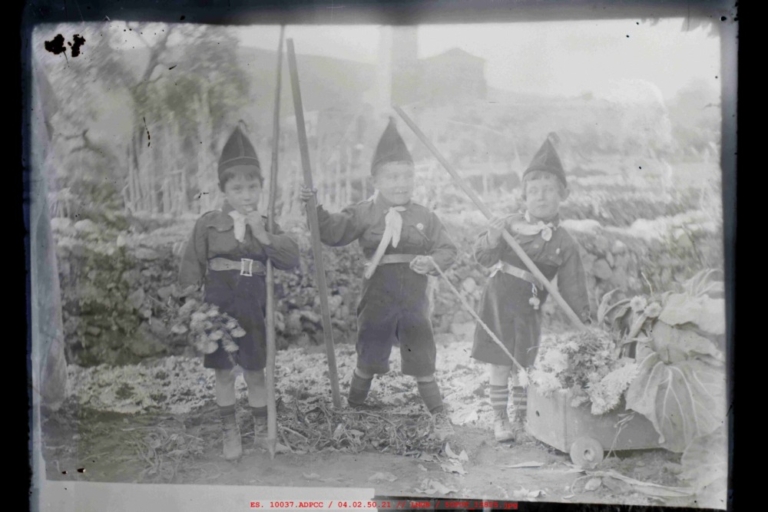 Tres niños disfrazados de soldaditos