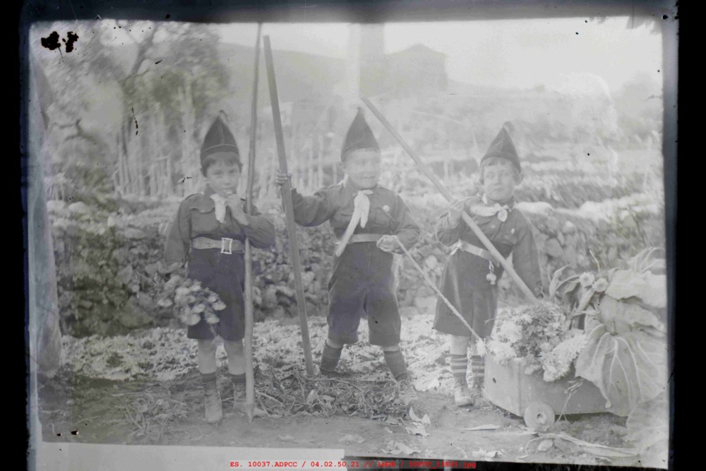 Tres niños disfrazados de soldaditos