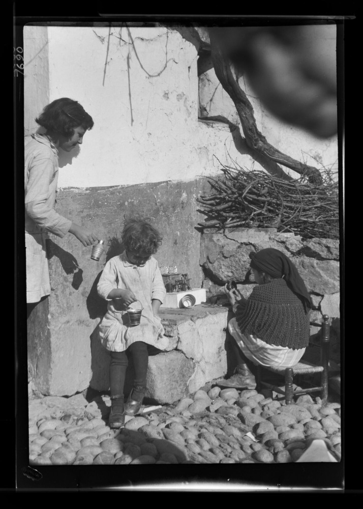 Tres niños jugando en la calle de San Juan