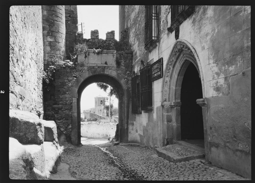 Trujillo. Arco de Santiago. Durchblick, Innenseite (m. Asilo)