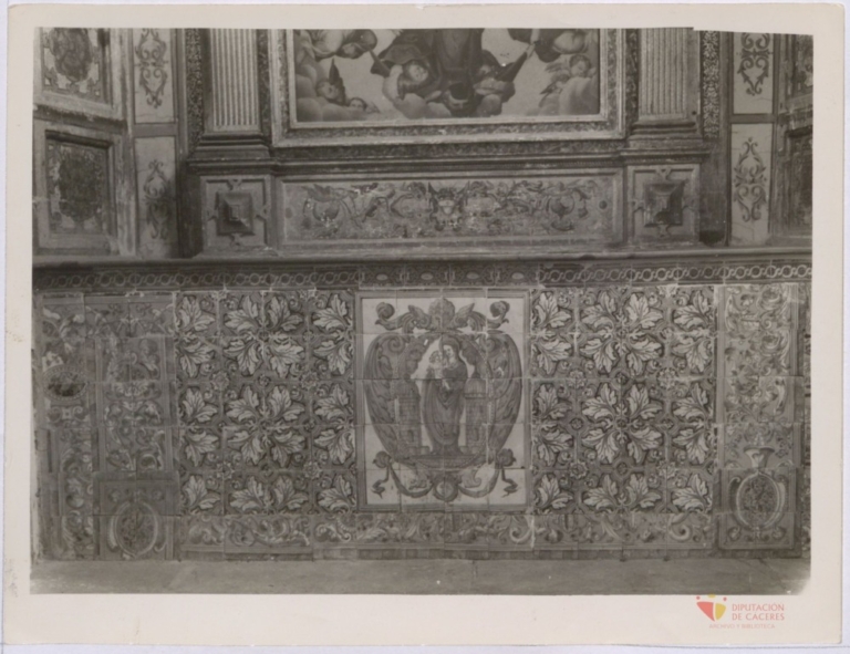 Trujillo: Capilla frontal de azulejos del antiguo Ayuntamiento