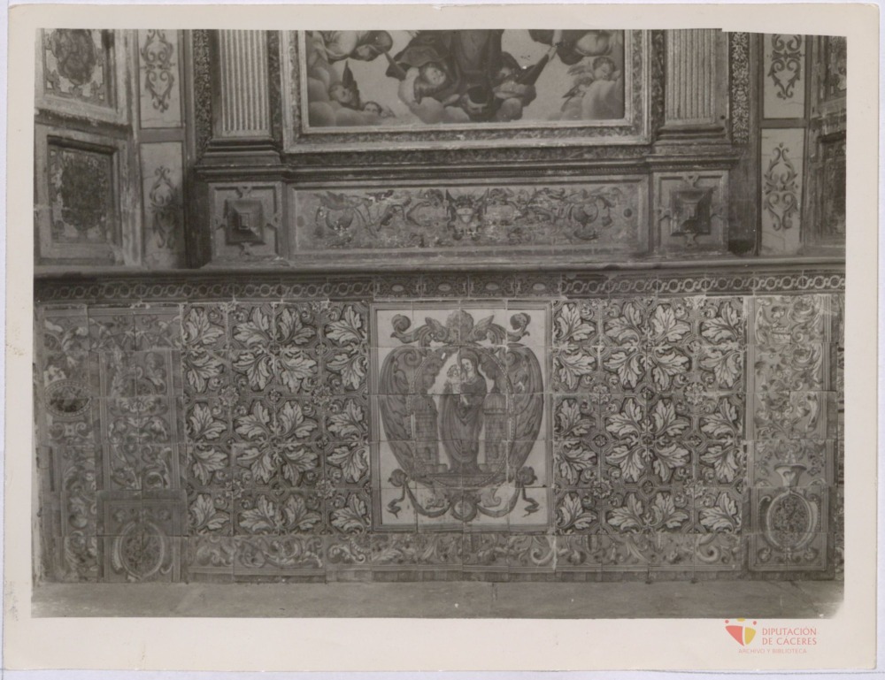 Trujillo: Capilla frontal de azulejos del antiguo Ayuntamiento