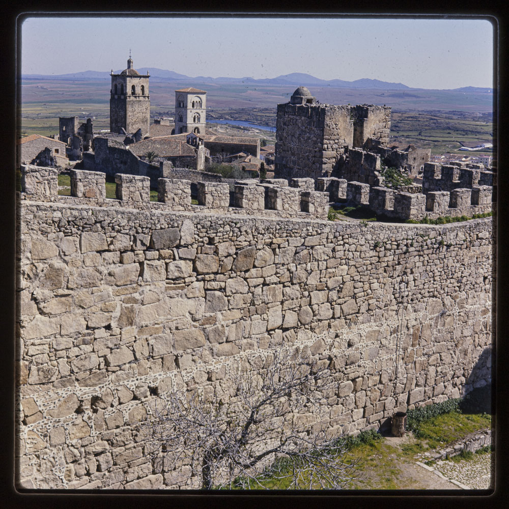 Trujillo. El castillo árabe parece dominar las torres · Luis Agromayor