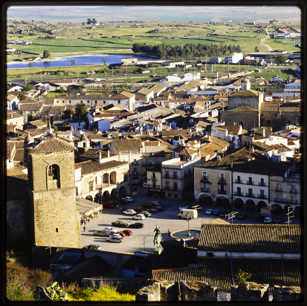 Trujillo, Extremadura. Vista parcial con la plaza Mayor desde · Luis Agromayor
