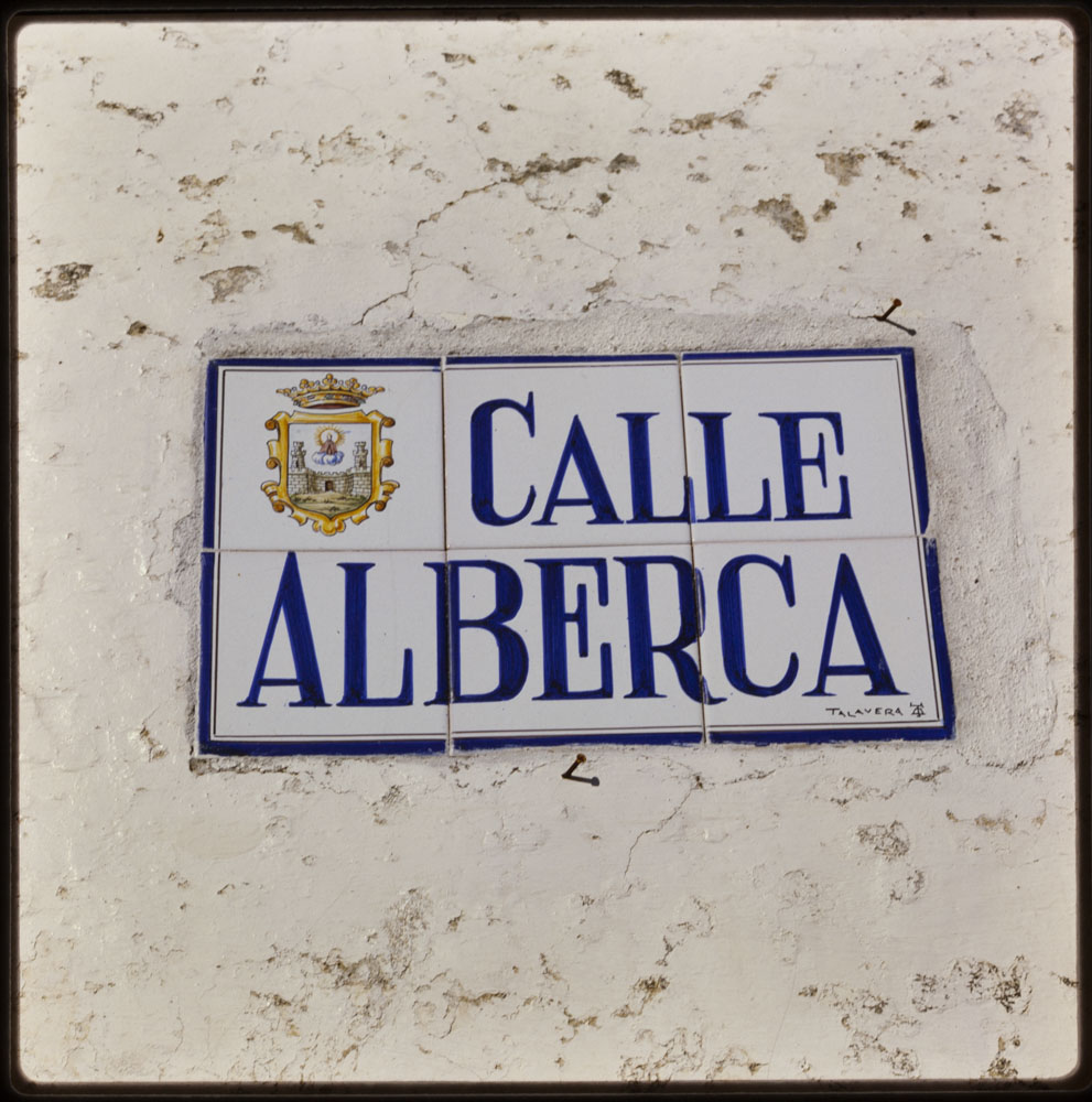 Trujillo. Placa en cerámica de la calle Alberca · Luis Agromayor
