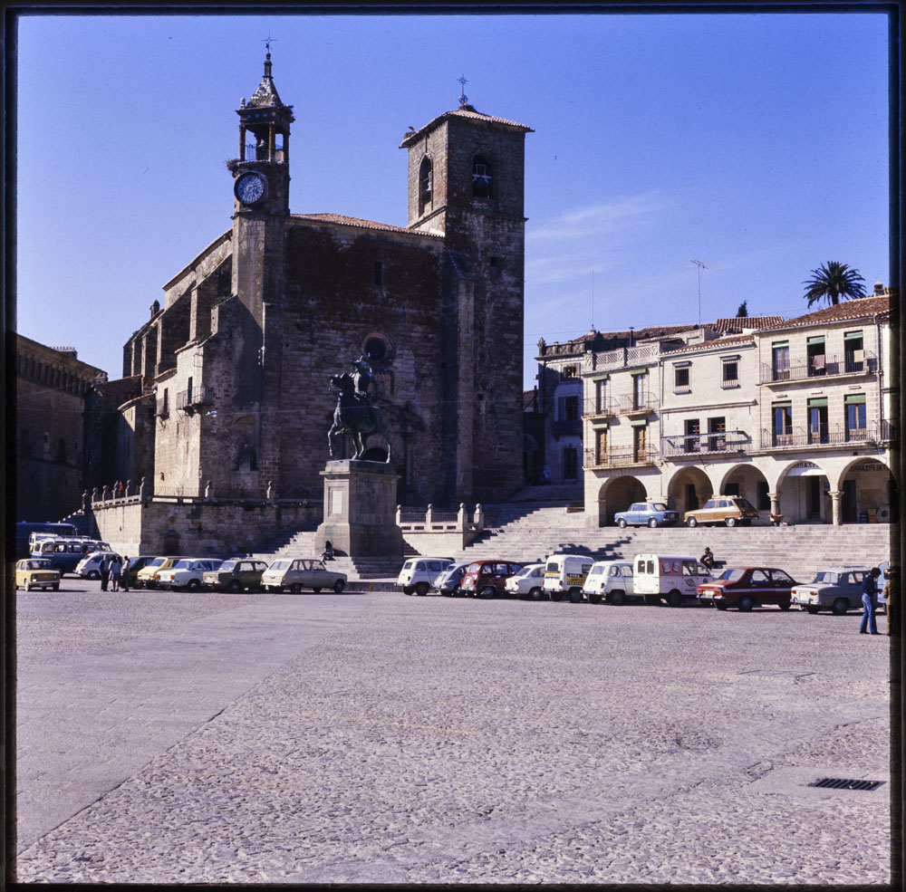Trujillo. Plaza Mayor con la parroquia de San Martín · Luis Agromayor