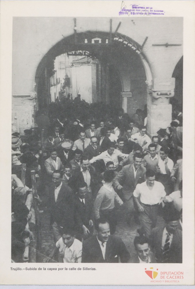 Trujillo: subida de la capea por la calle de Sillerias