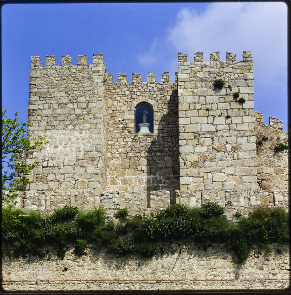 Trujillo. Torres gemelas en la entrada del castillo