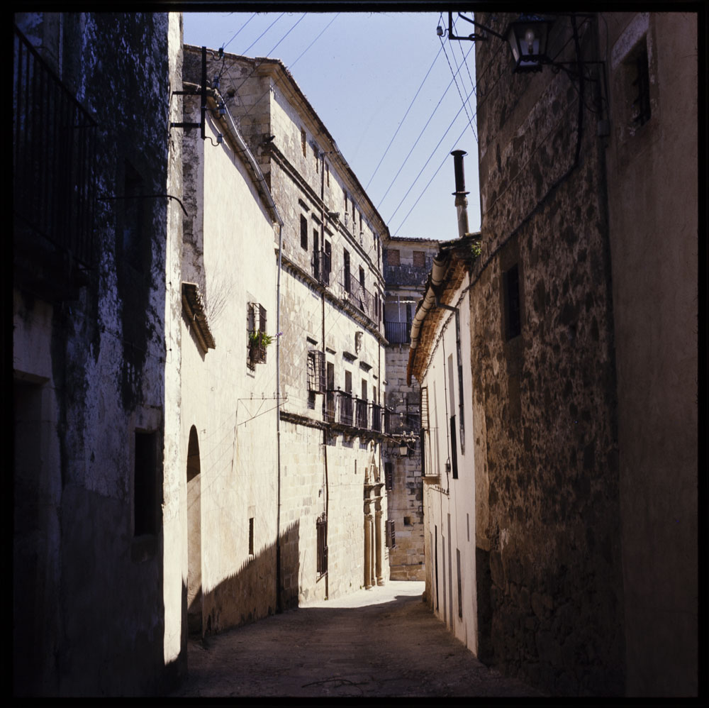 Trujillo. Una calle de la ciudad antigua. Palacio de Santa María · Luis Agromayor