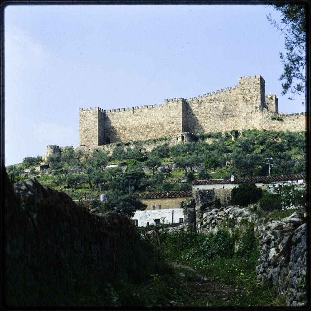 Trujillo. Vista del castillo desde el flanco este · Luis Agromayor