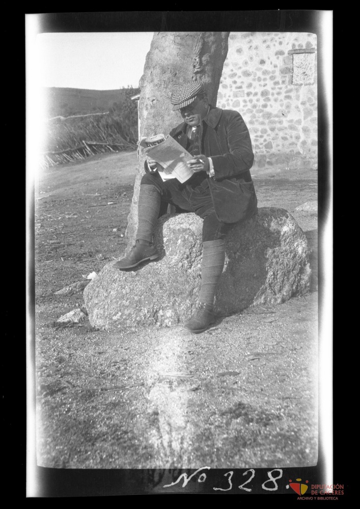 Un hombre lee el periódico