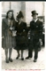 Un hombre y dos mujeres posan en un acto de gala, 1950
