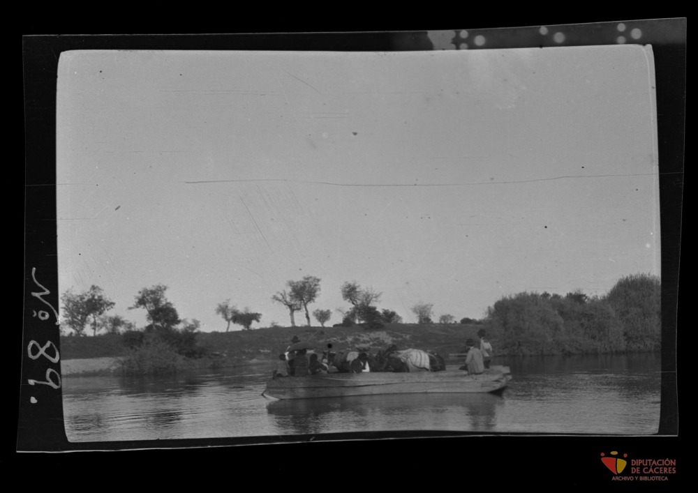 Una barca por el río Tiétar