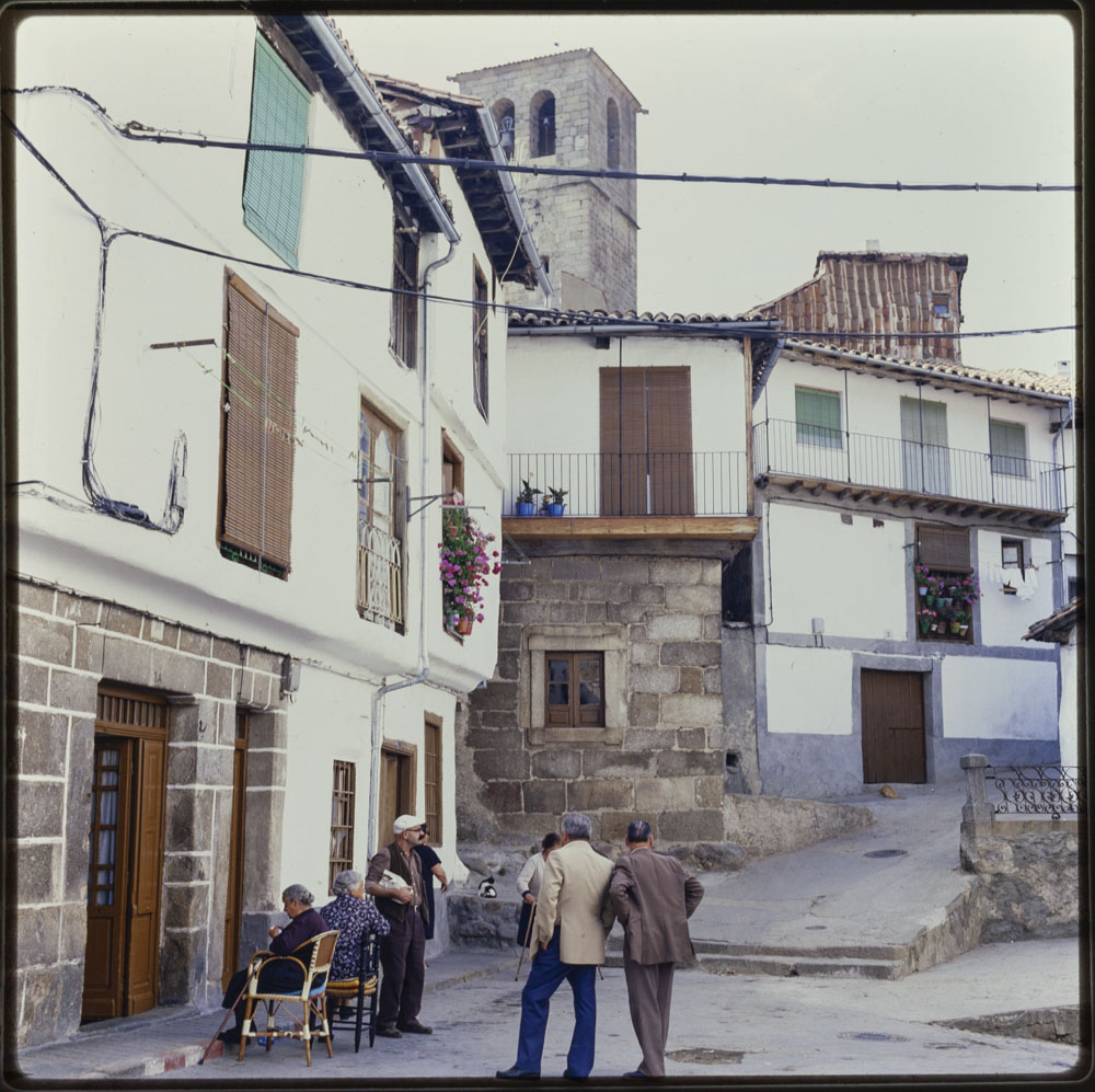 Una calle. Grupo de hombres y mujeres
