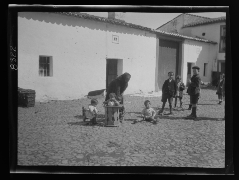 Una mujer cuidando a tres niños pequeños