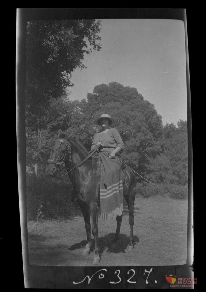 Una mujer monta a caballo