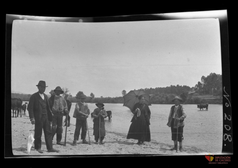 Una mujer posa con vaqueros en el río Tiétar
