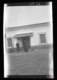 Una mujer y un adolescente en la puerta de la casa de Dehesa · Antonio González Martín-Gamero, 1900
