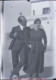Una mujer y un hombre posan delante de una casa, 1940