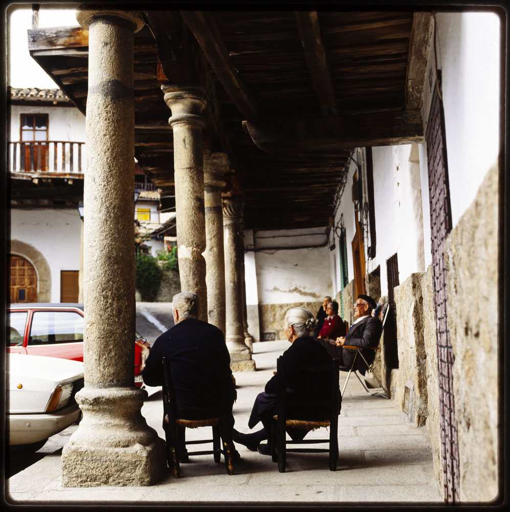 Valverde de la Vera. Ancianos sentados En los soportales