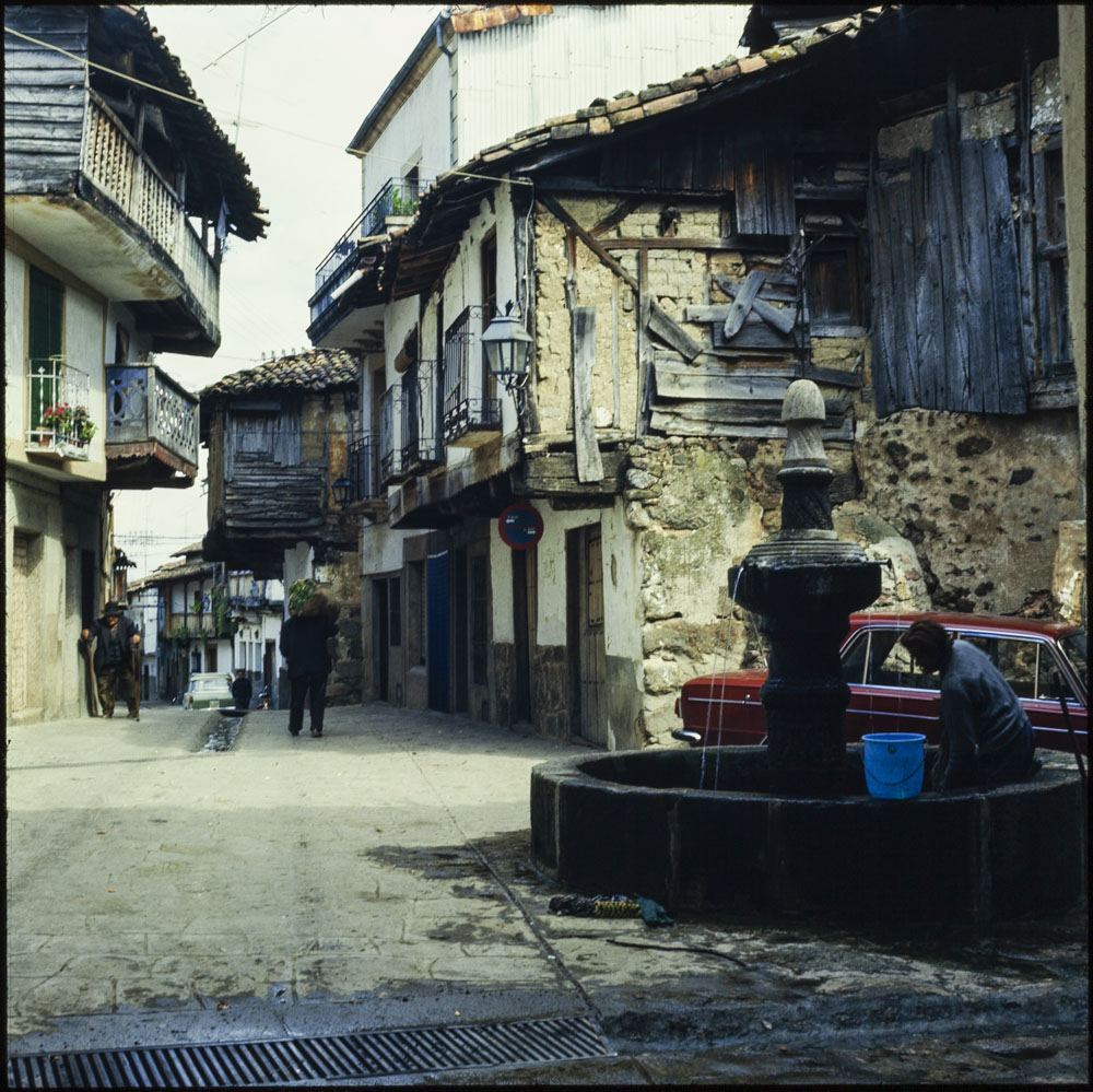 Valverde de la Vera. Calle típica y fuente