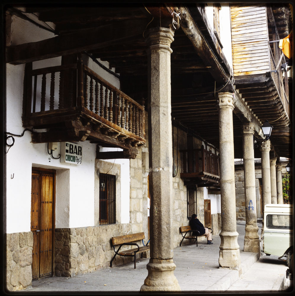 Valverde de la Vera. Soportales de la plaza