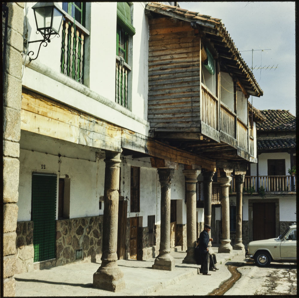 Valverde de la Vera. Soportales en la plaza Mayor