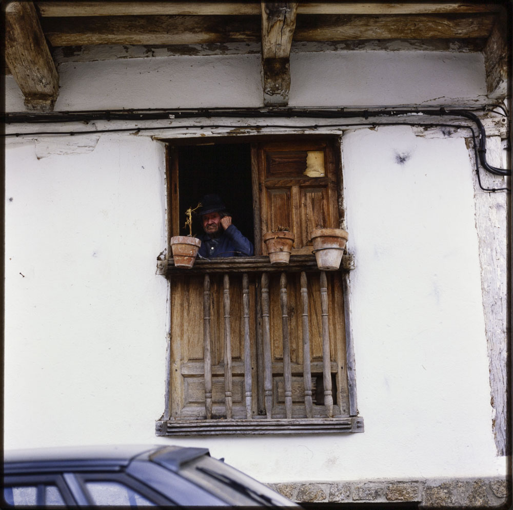 Valverde de la Vera. Viejo asomado a una ventana