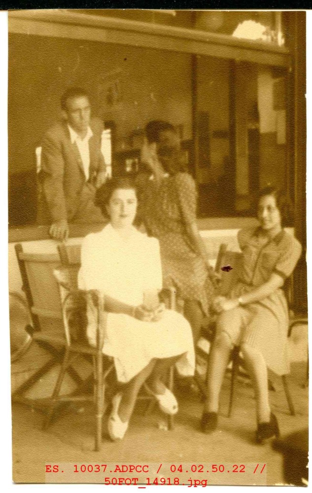 Varias personas en la terraza de un bar