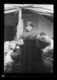 Vendedora de alfarería cargando ollas y jarras · Ruth Matilda Anderson, 1928