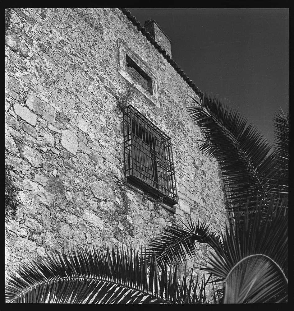 Ventanal con rejería en una fachada en mampostería de piedras · Juan Miguel Pando Barrero, 1951