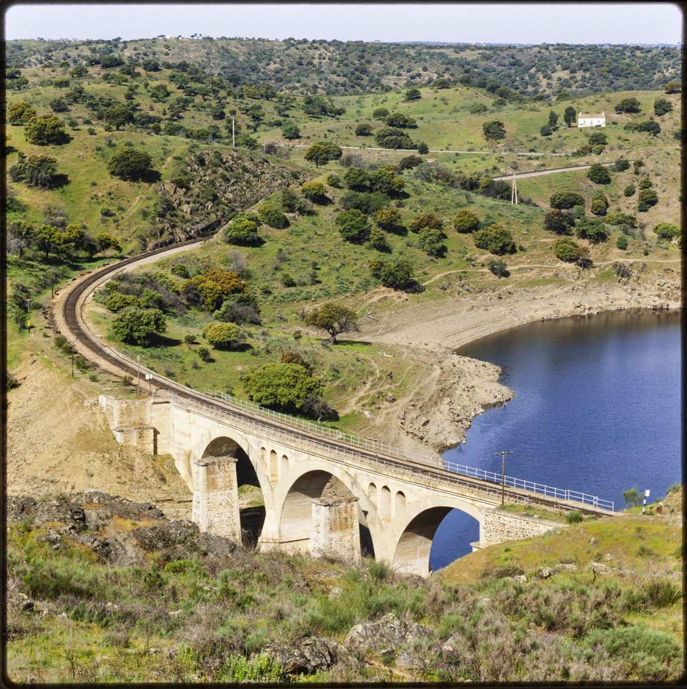 Vía férrea junto al embalse de Alcántara
