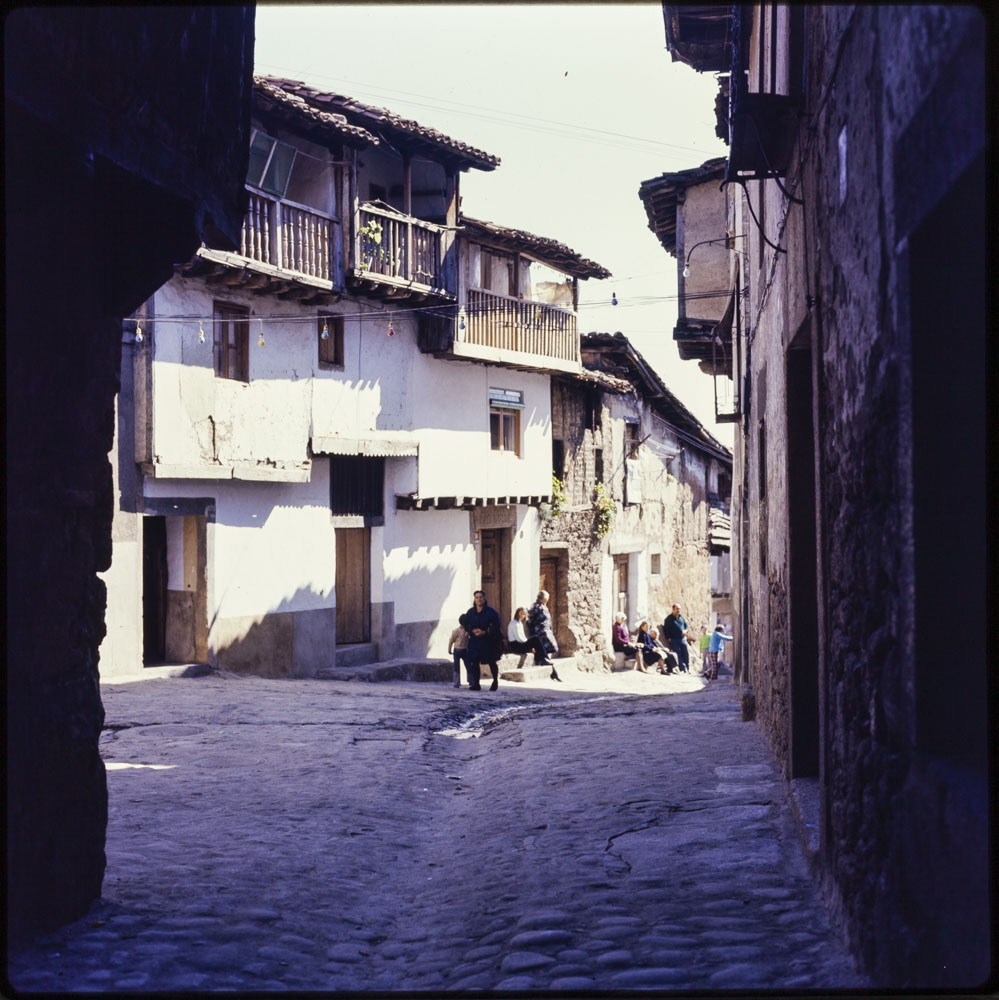 Villanueva de la Vera. Calle típica con gente