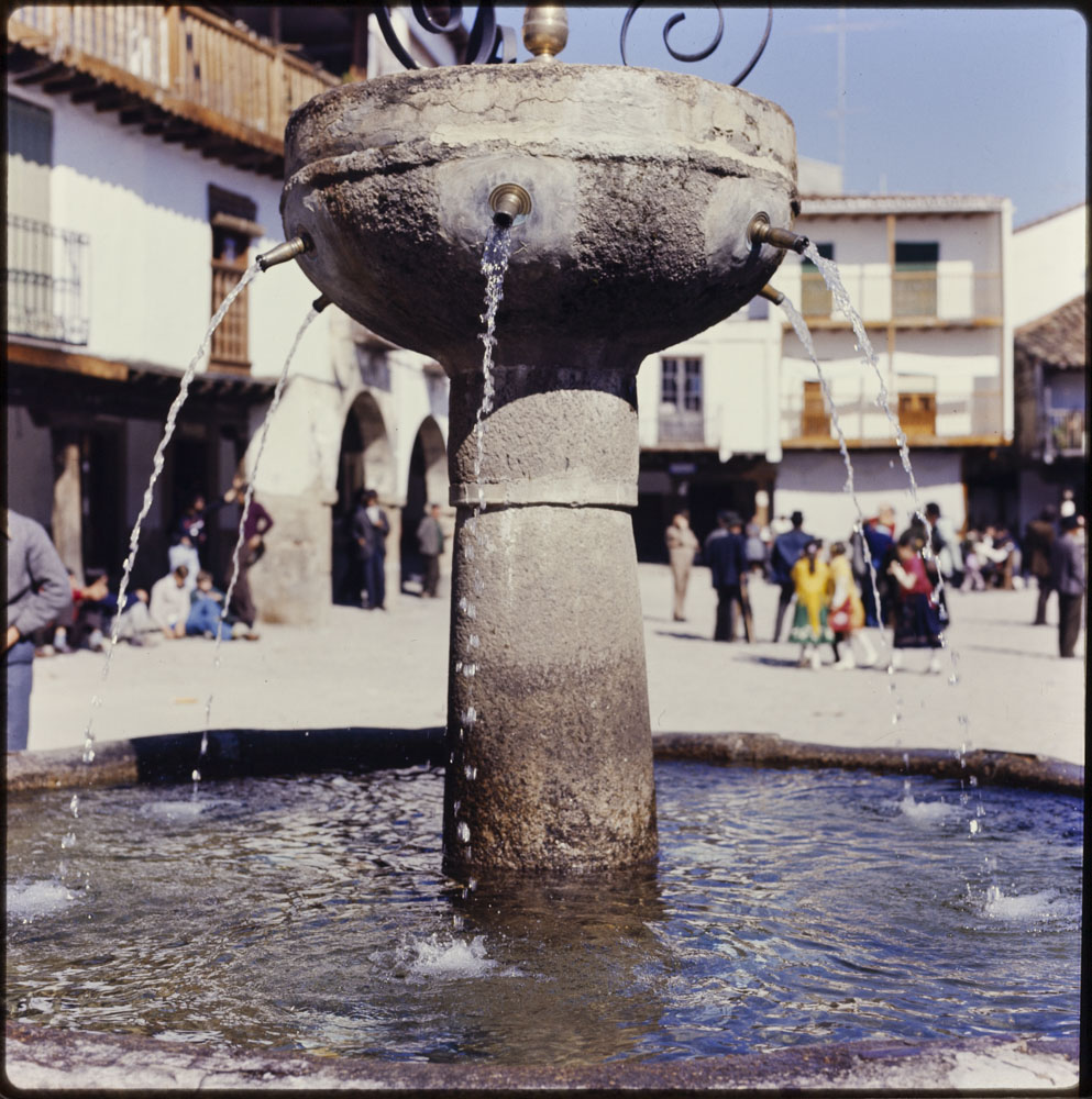 Villanueva de la Vera. Fuente en la plaza Mayor