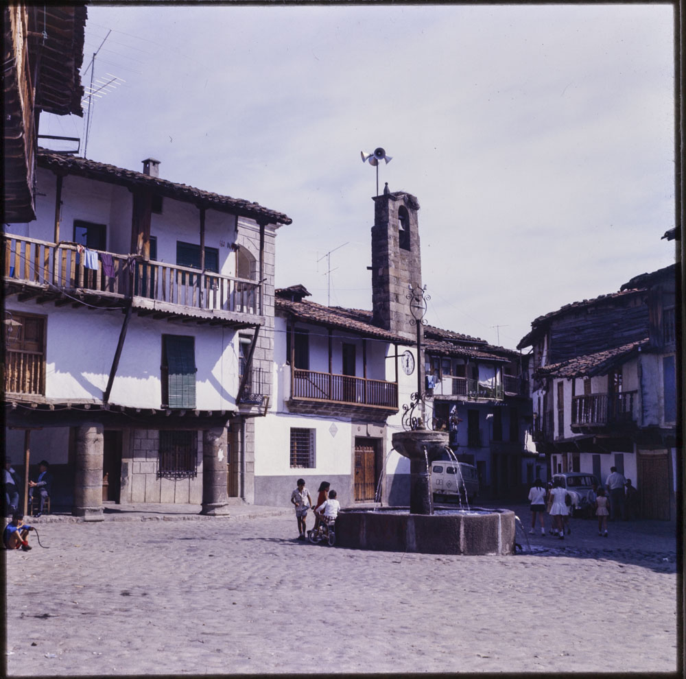 Villanueva de la Vera. Plaza Mayor y ayuntamiento