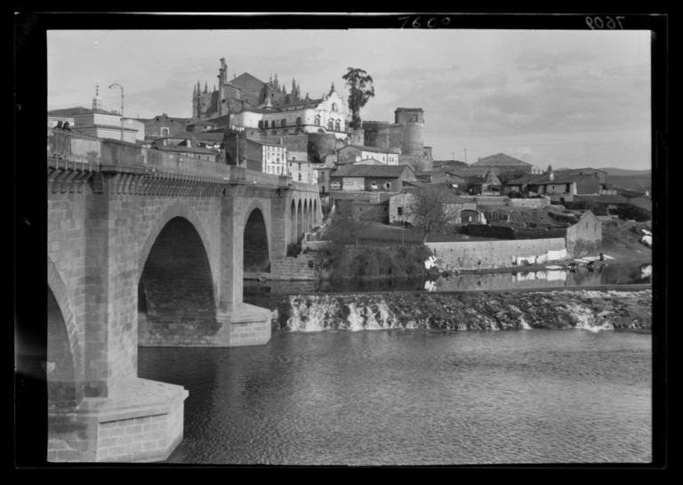 Vista de la ciudad desde el puente de Trujillo