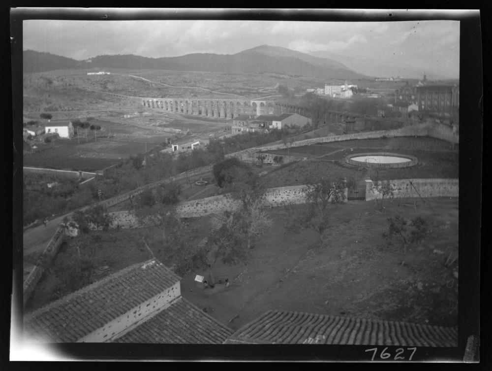 Vista de la ciudad y el acueducto