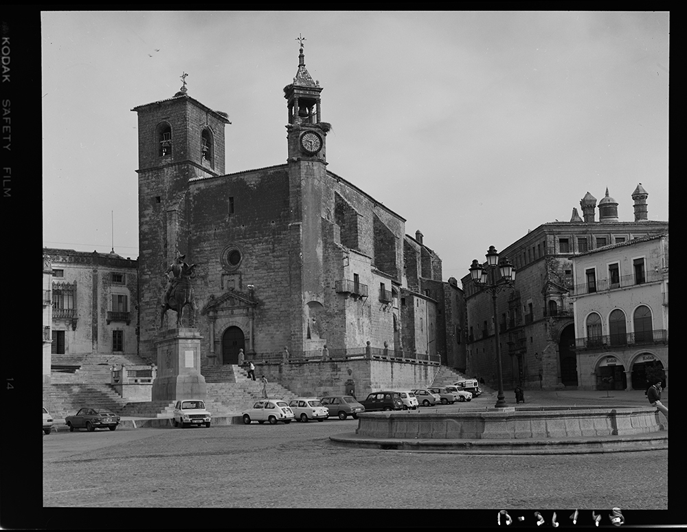 Vista de la plaza con la estatua de Pizarro
